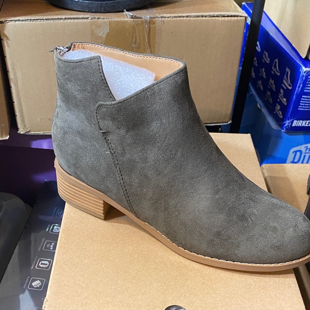 Elegant Suede Ankle Booties - Olive